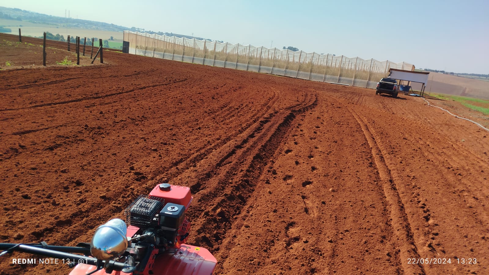 Vista aérea da Chácara Erika com plantações e estufas